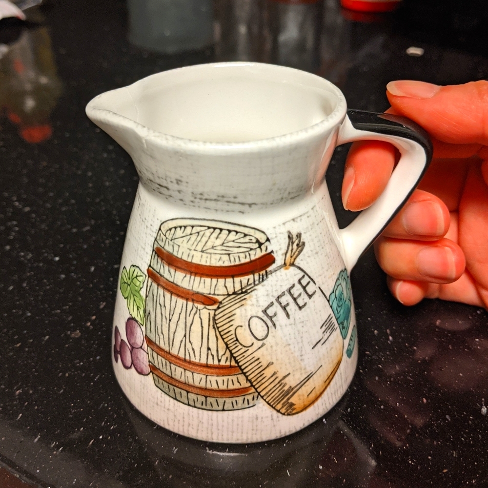 Ceramic coffee creamer pourer